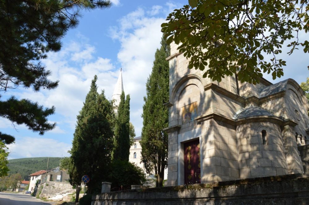 Městečko Bileća: po bosenksé válce obnovená mešita i kostel
