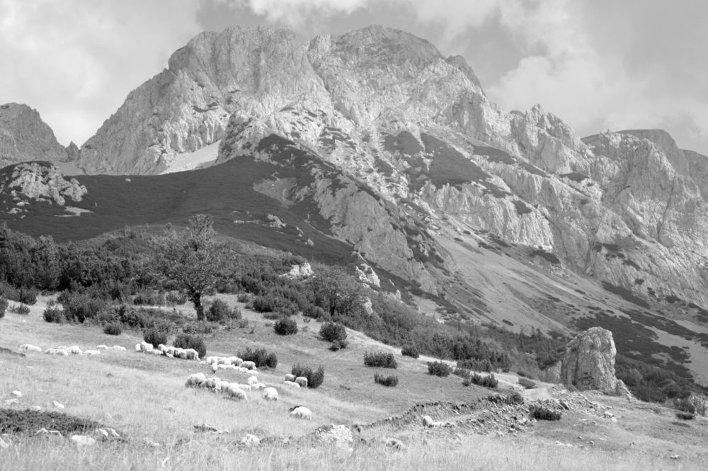 Maglić: přímo nad sedlem Prijevor se zvedá nejvyšší hora Bosny, Bosanki Maglić (2386m)