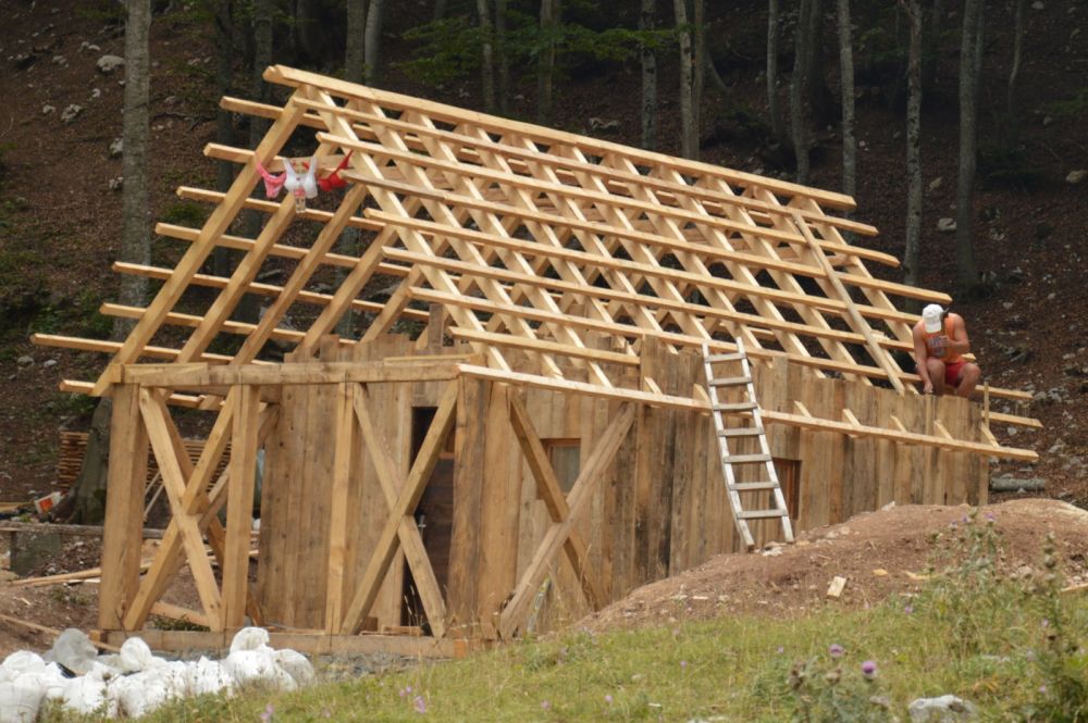 Trnovačko jezero: stavba nové  chaty pro správce přírodního parku Maglić