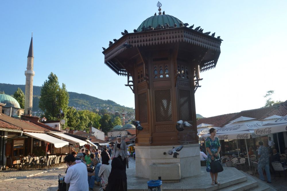 Sarajevo: úplný střed města fontána Sebilj na náměstí Baščaršija