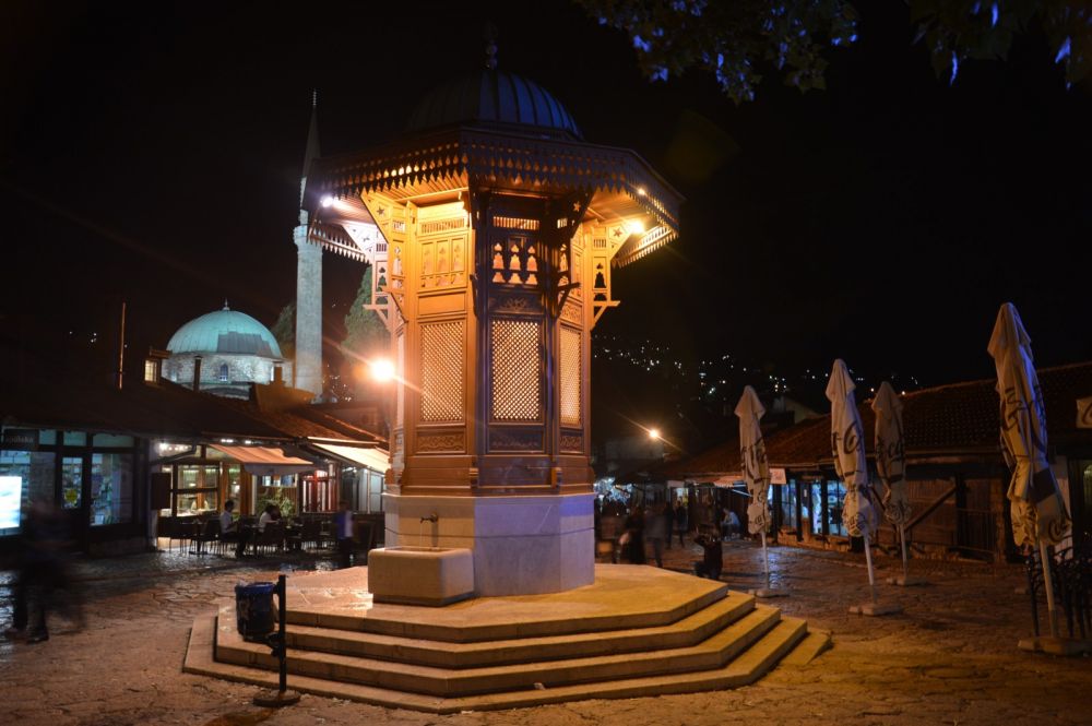 Sarajevo: fontána Sebilj v centru náměstí Baščaršija v noci