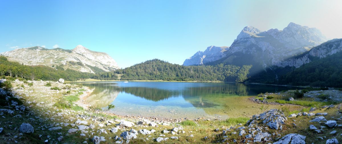 Trnovačko jezero v ranním slunci