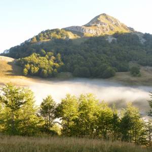 Zelengora: ranní mlha nad Orlovačko jezerem