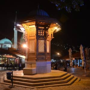 Sarajevo: fontána Sebilj v centru náměstí Baščaršija v noci