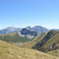 Popis: Na hřebenu Zelengora (Uglješin vrch) - výhled na Maglić (vlevo) a Volujak (uprostřed)