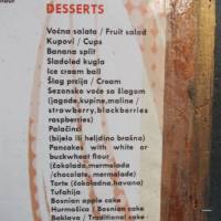 Popis: Jídelníček se zákuskami v restauraci