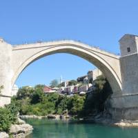 Popis: Mostar: znovu postavený starý most