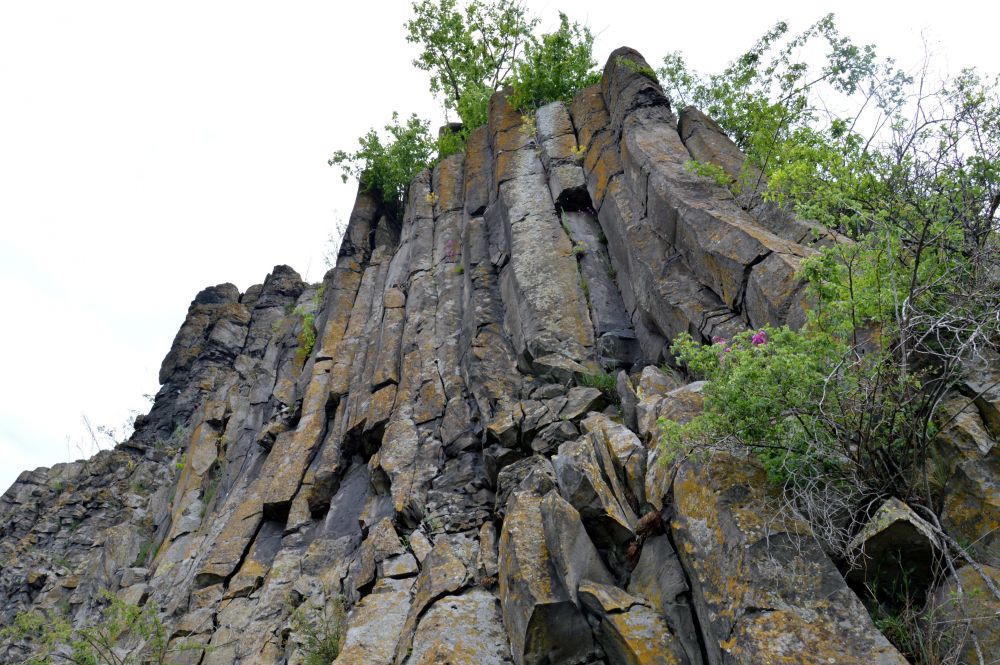 Steblova skaľa: vulkanický proud zaplněný lávou