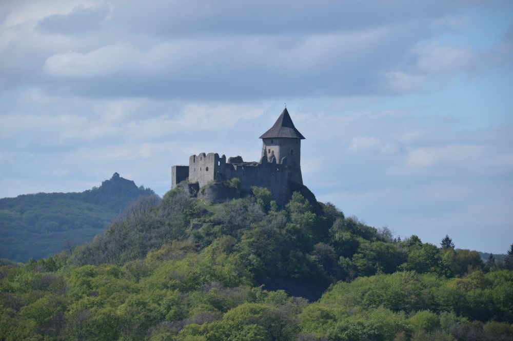 Hrady Šomoška, vzadu hrad Salgo (v detailu)