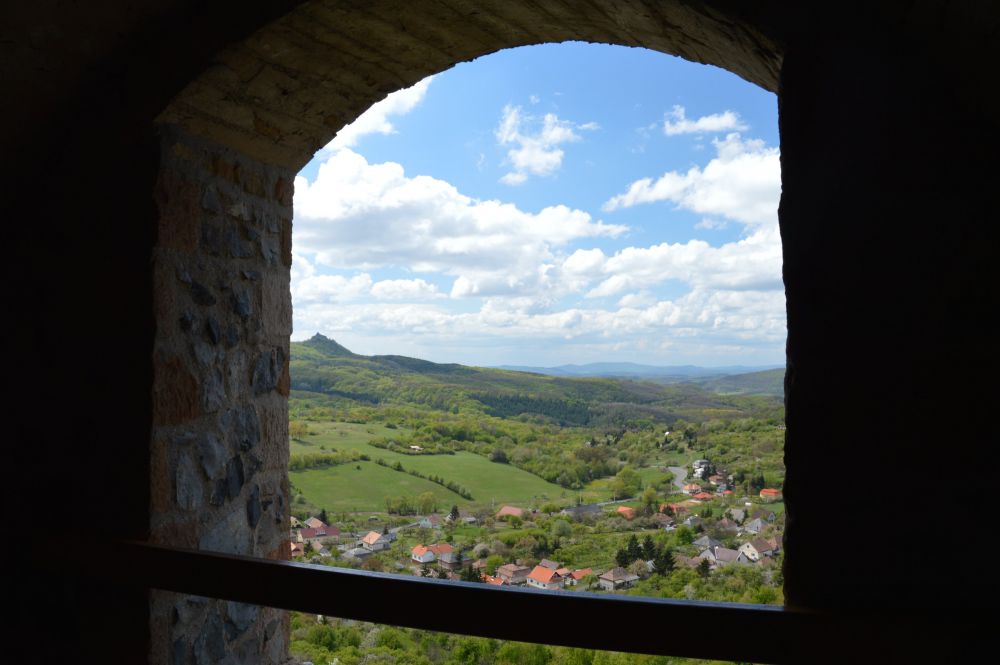 Z hradu Šomoška pohled na maďarskou ves a hrad Šalgo