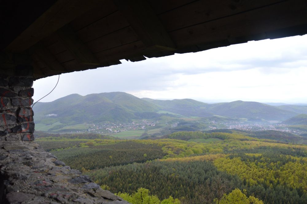 Z hradu Šalgo (Maďarsko), vzadu Karanč, nejvyšší hora Cerové vrchoviny ležící na slovensko-maďarské hranici