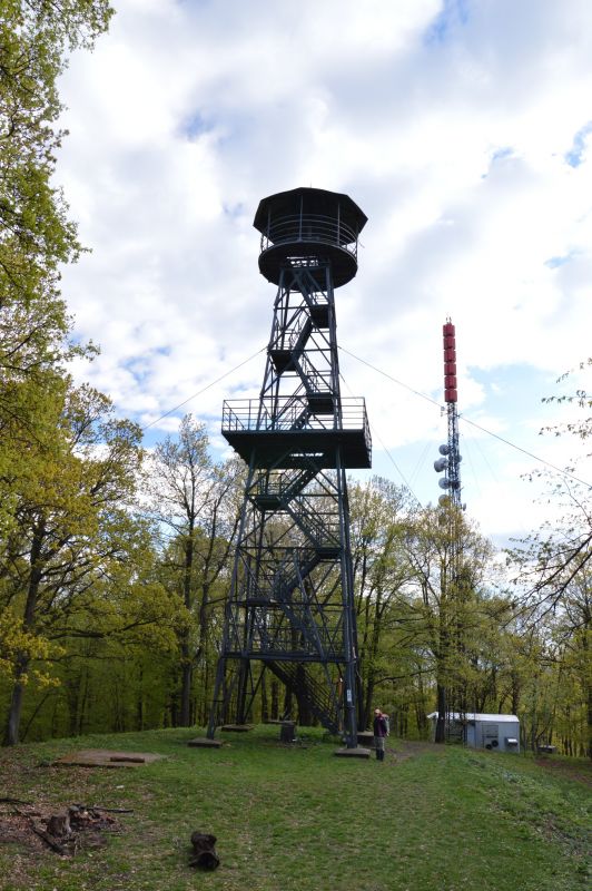 Rozhledna na hraničním kopci a nejvyšším bodu Cerové vrchovy, Karanči (727 m n.m.). Fotografie je vložena i na Wikipedii pod svobodnou licenci.