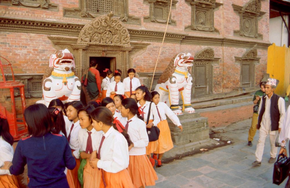 Centrum Káthmándú - náměstí Durbar, studenti v uniformách