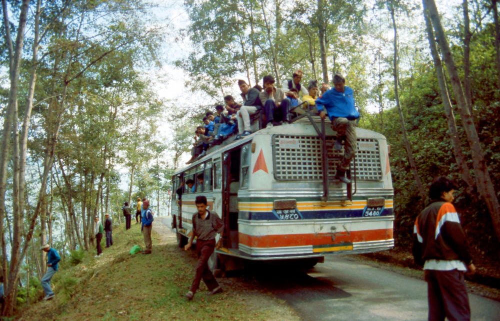 Cestou z autobusu Káthmándú-Jiri, zastávka na výměnu pneumatiky (a toaletu)