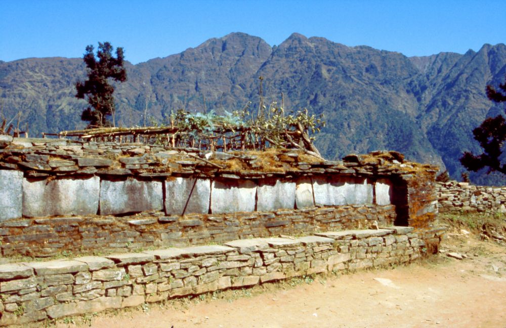 Modlitební zdi cestou do sedla Lamjur La