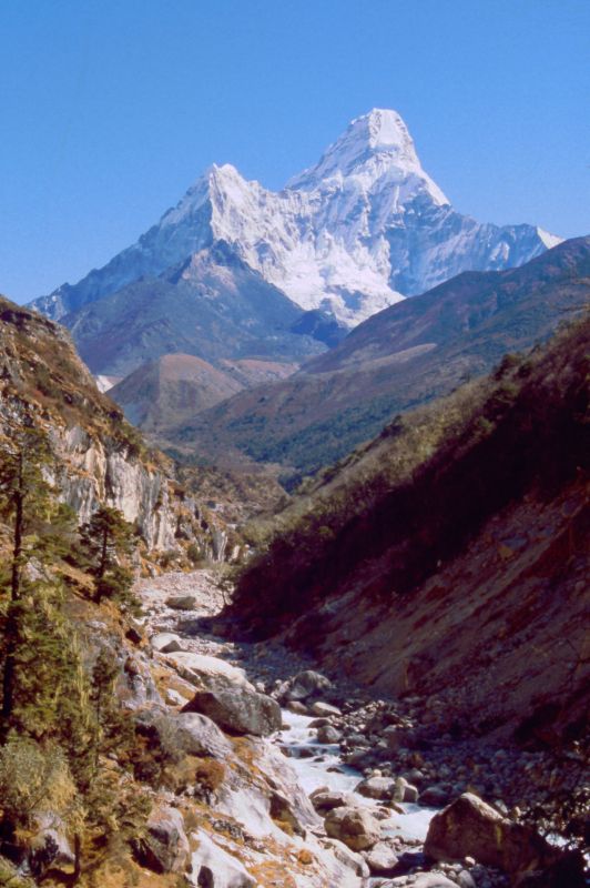 Hora Ama Dablam (6856 m) o Pangboche