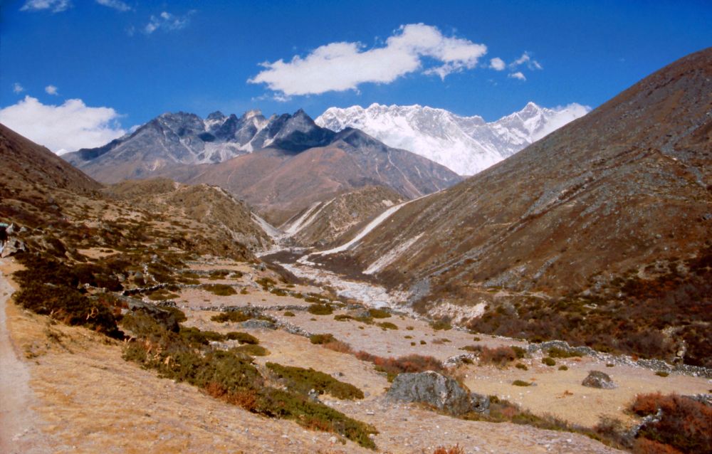 Údolí Imja Khola, vzadu Nupse a Lhotse