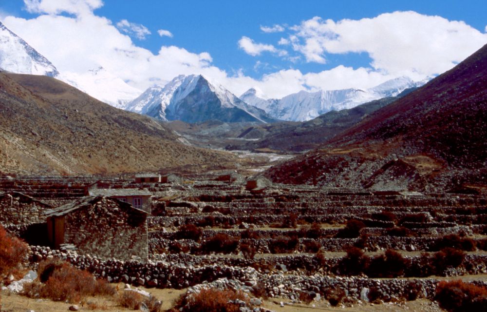 V letní osadě Dingboche, vzadu Imja Tse a tibetská hranice