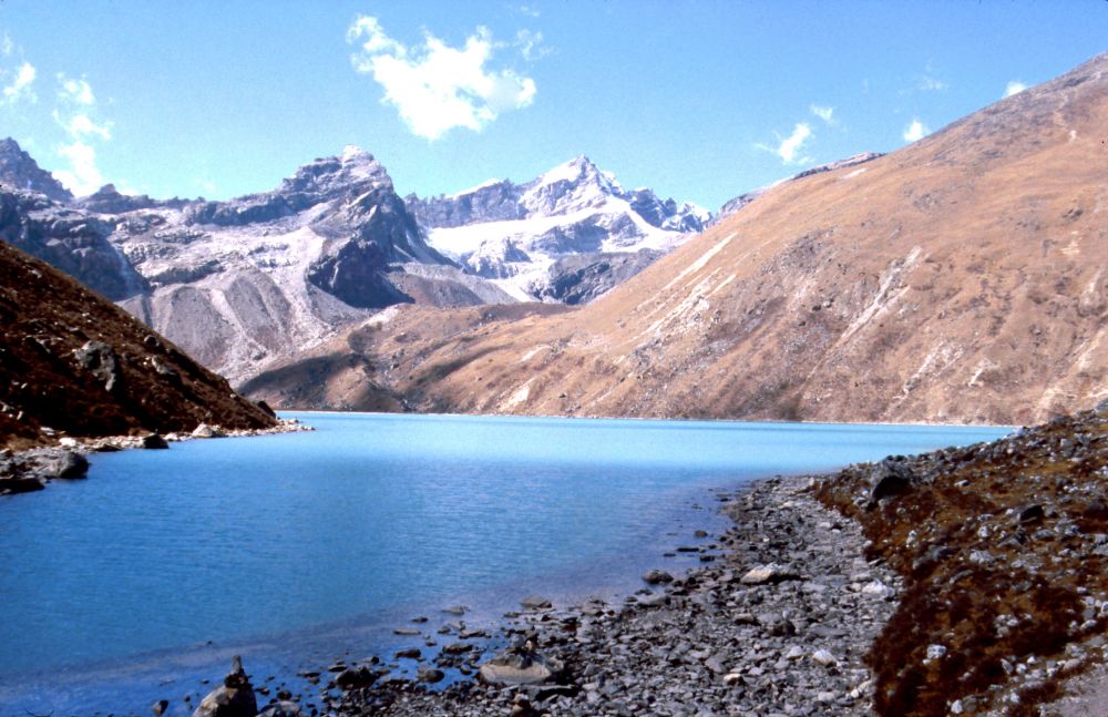 Jezero v letní osadě Gokyo