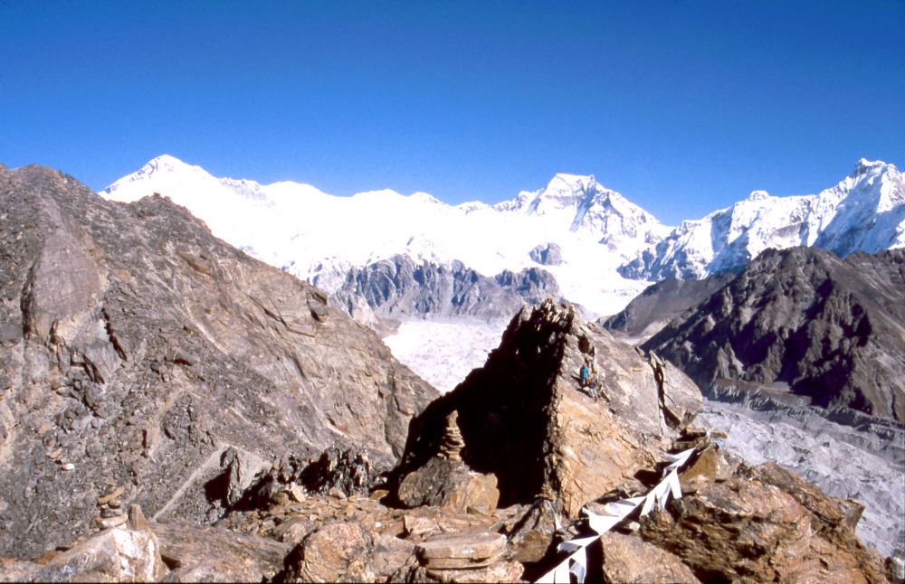 Na Gogyu Peaku (5 350 metrů), vlevo hora Cho Oyu