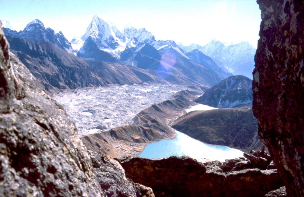 Z Gokyo Peaku: ledovec Ngozum a jezero a osada Gokyo