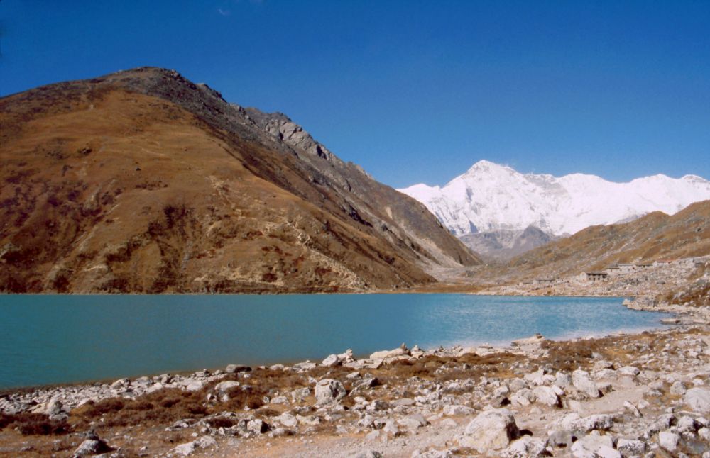 Jezero v letní osadě Gokyo, vlevo vzadu kopec Gokyo