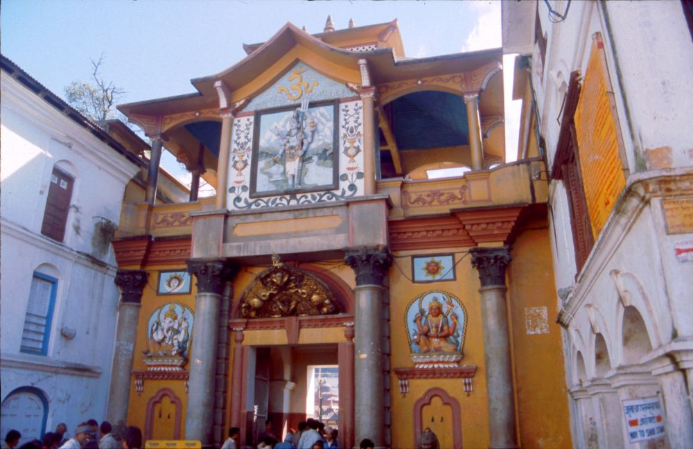 Káthmándú, Pašupatináth, vstup do hlavní hinduistického chrámu (pouze pro hinduisty)