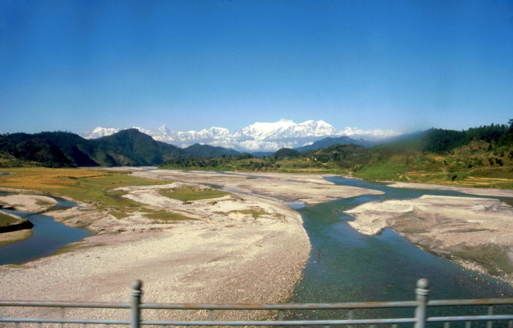 Cestou z autobusu do Pokhary, vzadu Annapurna a Manaslu