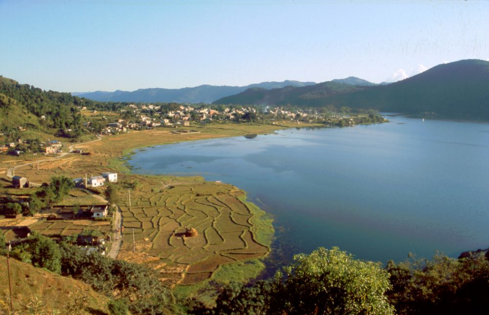 Pohkara, jezero Phewa a rýžová políčka