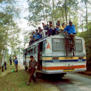 Cestou z autobusu Káthmándú-Jiri, zastávka na výměnu pneumatiky