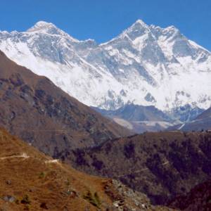Mount Everest (vlevo) a Lhotse (8 516 m, vpravo)