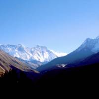 Popis: Everest, Lhotse, Nupse, Ama Dablam od kláštera Thyangboche