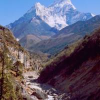 Popis: Hora Ama Dablam (6856 m) o Pangboche