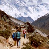 Popis: Cestou do Pheriche, vzadu Lhotse