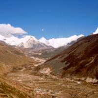 Popis: Letní osada Dingboche, vzadu Imja Tse a tibetská hranice