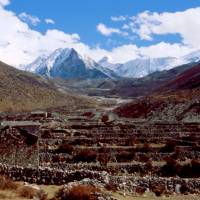 Popis: V letní osadě Dingboche, vzadu Imja Tse a tibetská hranice