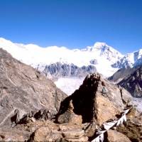 Popis: Na Gogyu Peaku (5 350 metrů), vlevo hora Cho Oyu