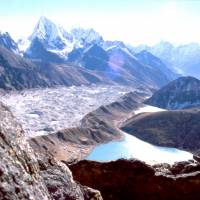 Popis: Z Gokyo Peaku: ledovec Ngozum a jezero a osada Gokyo