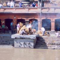 Popis: Káthmándú, Pašupatináth, pohřební hranice