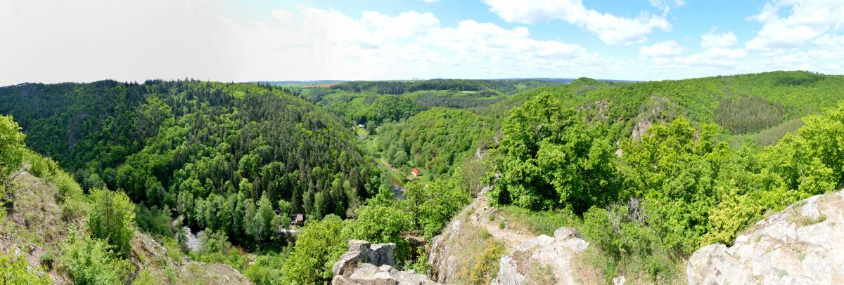 Ze zříceniny hradu Levnova, údolí Oslavky