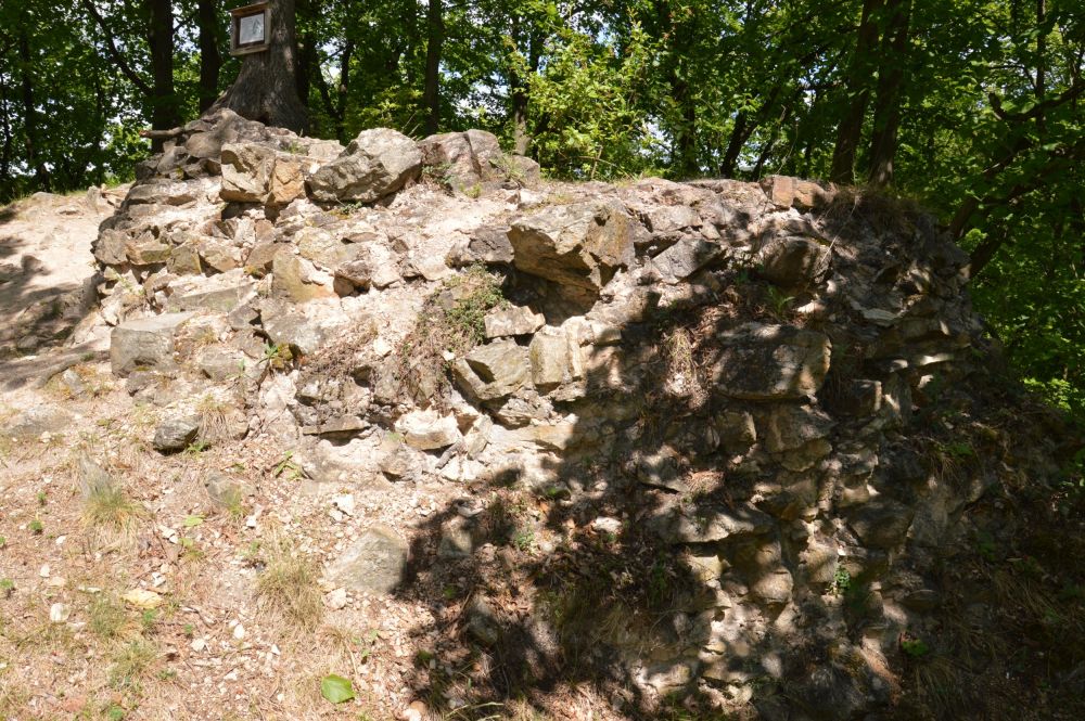 Hrad Levnov, zbytky zdí
