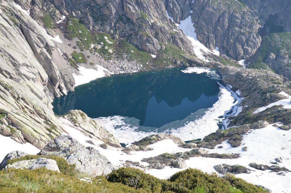 Horské jezero, částečně pod ledem