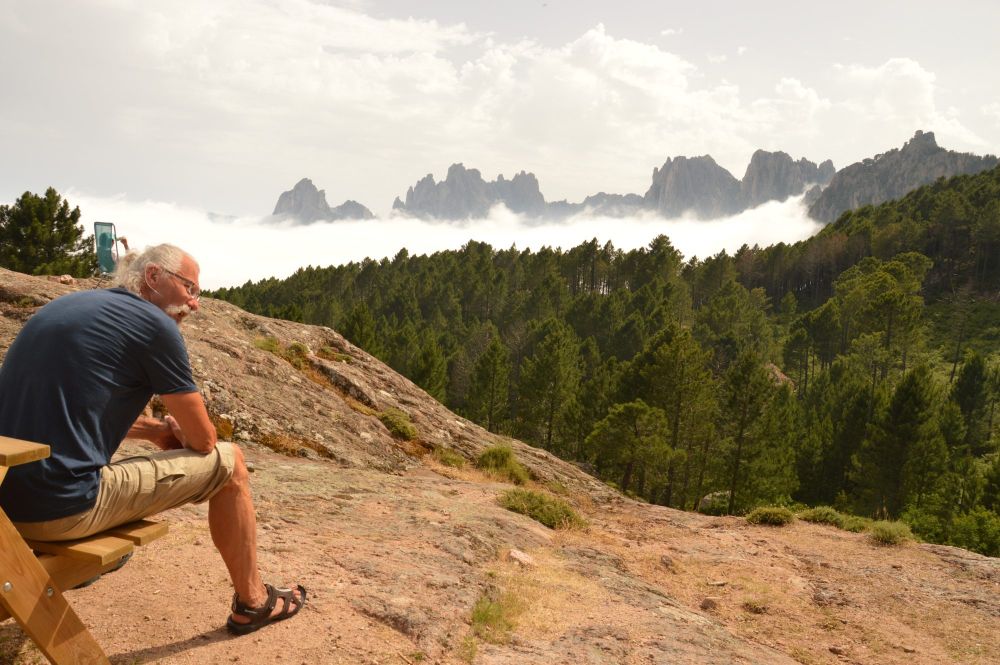 Refugio de Paliri, odpolední idyla, vzadu hřeben skal de Bavella