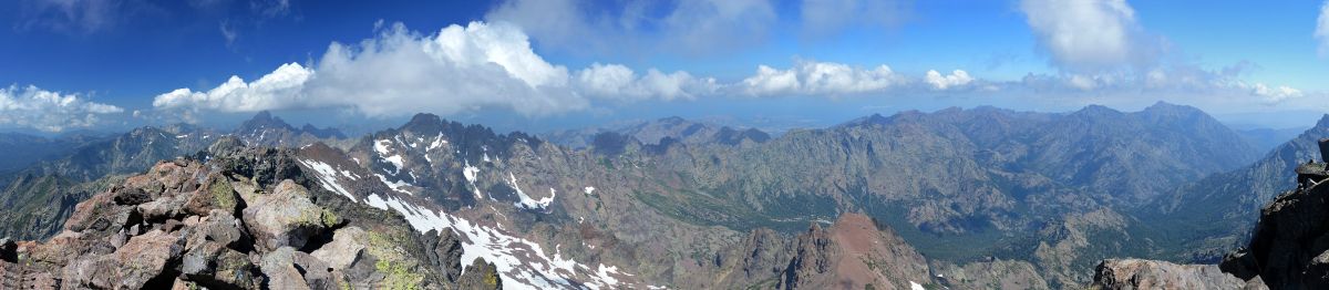 Na vrcholu Monte Cinto, pohled k severu