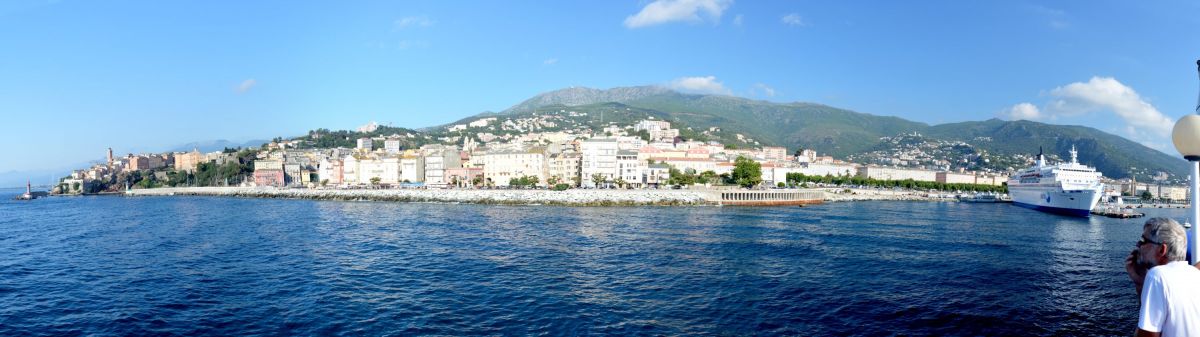 Bastia, panoráma města z odplouvajícího trajektu