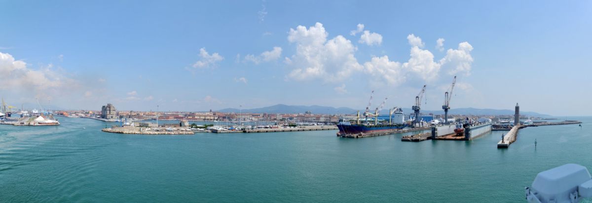 Pohled na Livorno z odplouvajícího trajektu