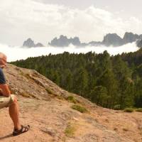 Popis: Refugio de Paliri, odpolední idyla, vzadu hřeben skal de Bavella