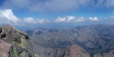 Popis: Na vrcholu Monte Cinto, pohled k severu