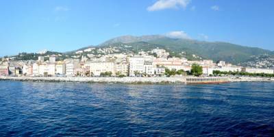 Popis: Bastia, panoráma města z odplouvajícího trajektu
