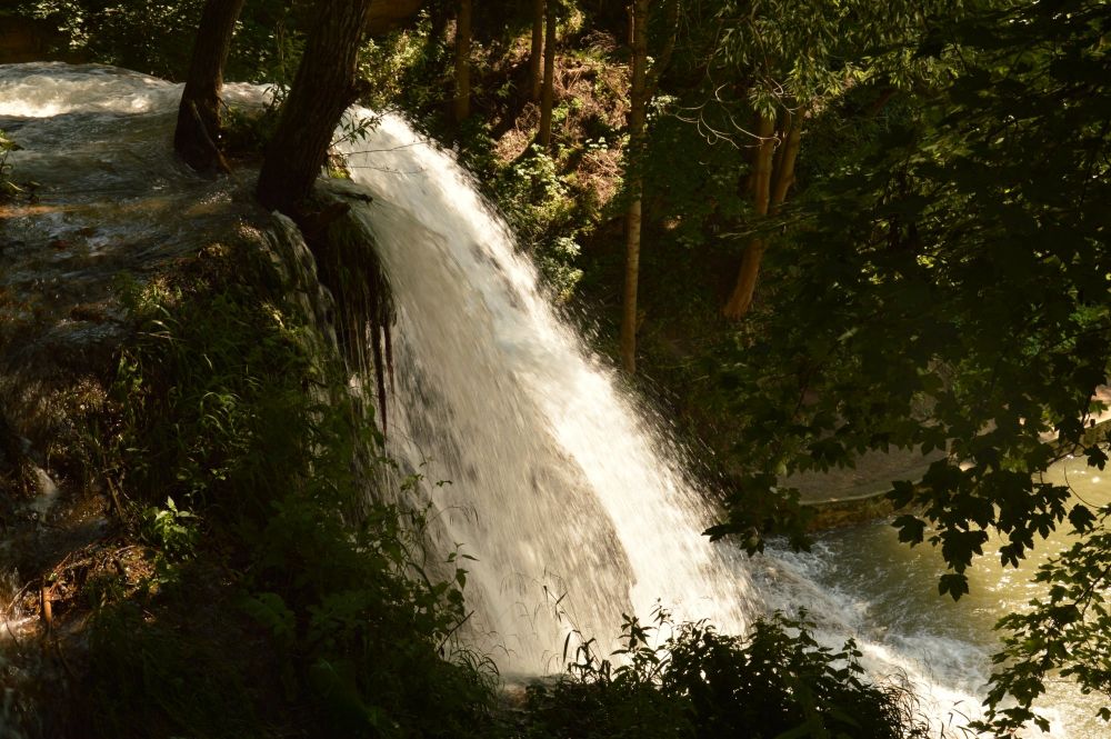 Lúčky - velký vodopád ve středu obce